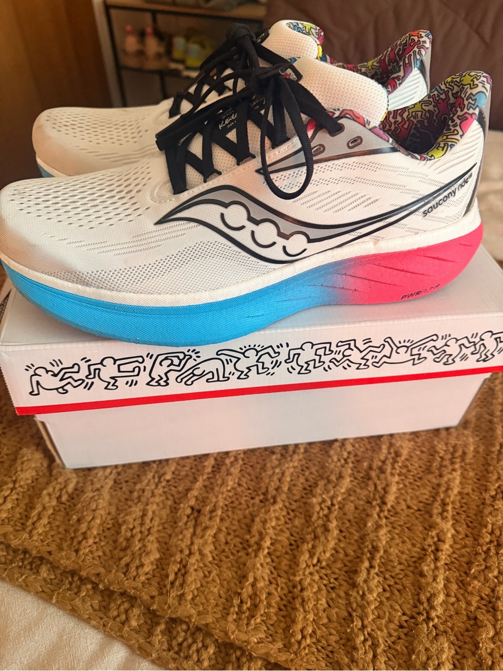 Men’s Saucony x Keith Haring Ride 18 - Picture 3 of 8